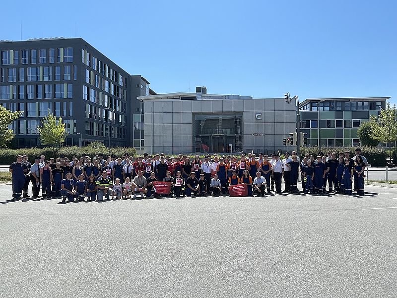 Die Jugendlichen rollen z.B. einen Feuerwehrschlauch aus