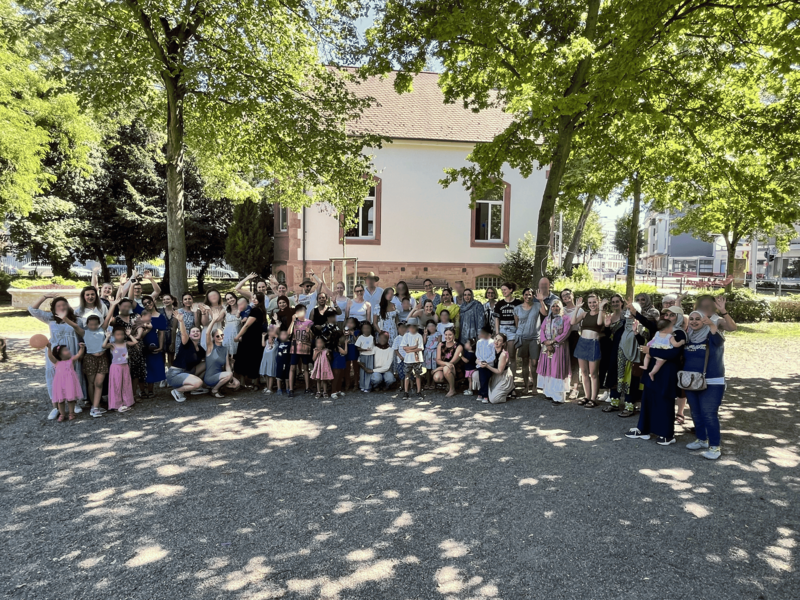 Schülerinnen lernen gemeinsam Deutsch im Kurs.