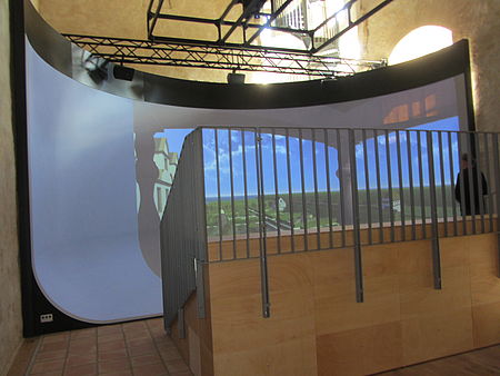 Eine Leinwand in einem Gebäude, auf der ein Bild eines Gebäudes projiziert ist