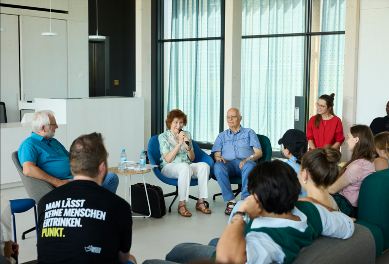 Menschen treffen sich zu einem Dialog mit Zeitzeug:innen im Museum Friedland
