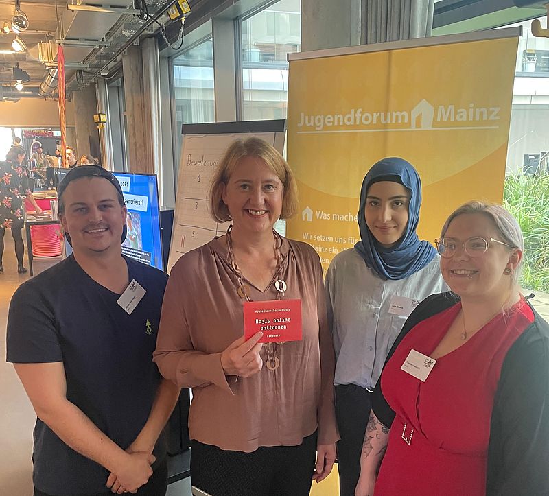 Ein Jufomitglied moderiert bei der ersten Jugenddemokratiekonferenz