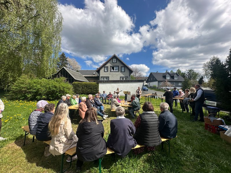 Dorfgemeinschaft weiht einen Gedenkstein in Judenbach ein 