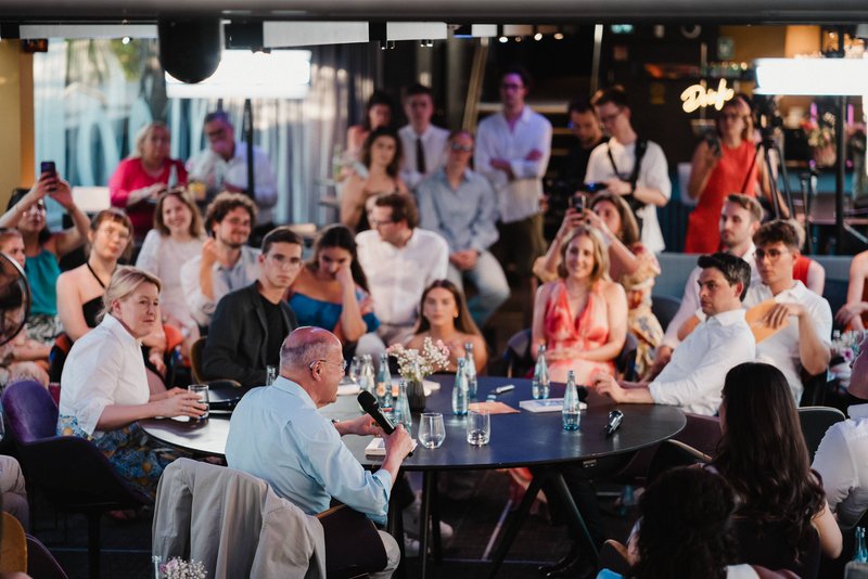 Gregor Gysi im Austausch mit der GenerationenGold® - Community