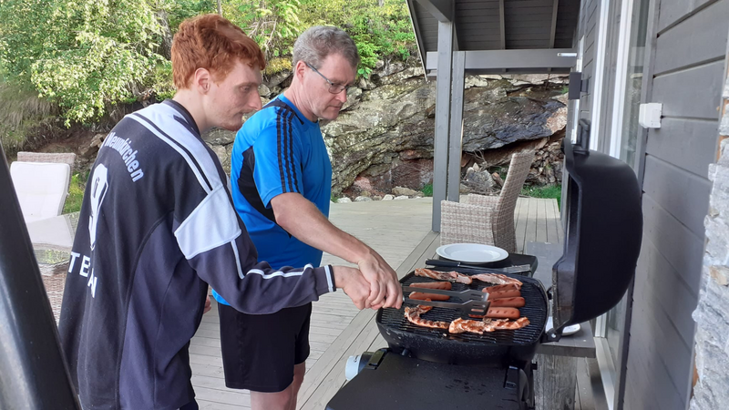 Stefan Bauerfeind mit Sohn privat beim Grillen