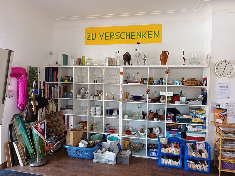 Menschen stehen vor einem Regal