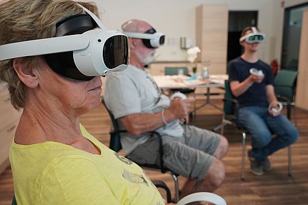 Teilnehmende tragen eine VR-Brille und erkunden Großbritannien
