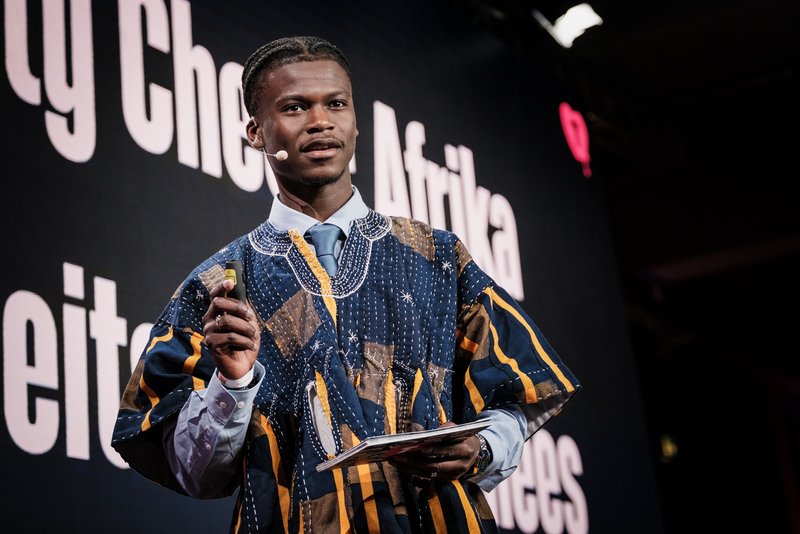 Suraj Mailitafi bei TINCON 2026 zum Thema rassistische Denkmuster und Afrika jenseits der Klischees 