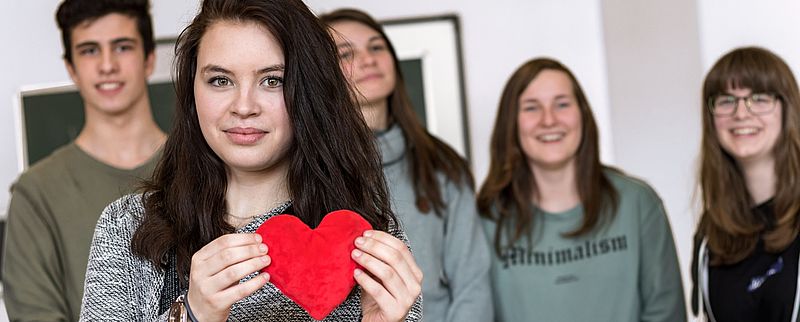 Studierende im Hörsaal vor Tafel