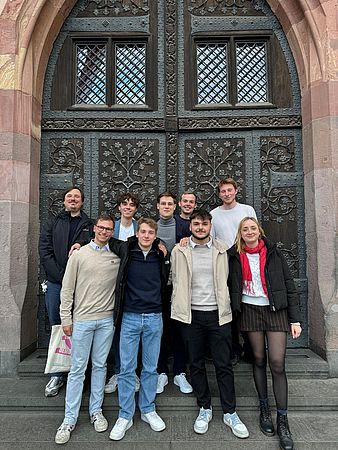 Die Planungsgruppe posiert mit Jugendlichen aus der Türkei, die sich beim Jugendverein TOY engagieren und ein Banner mit dem Vereinslogo hochhalten