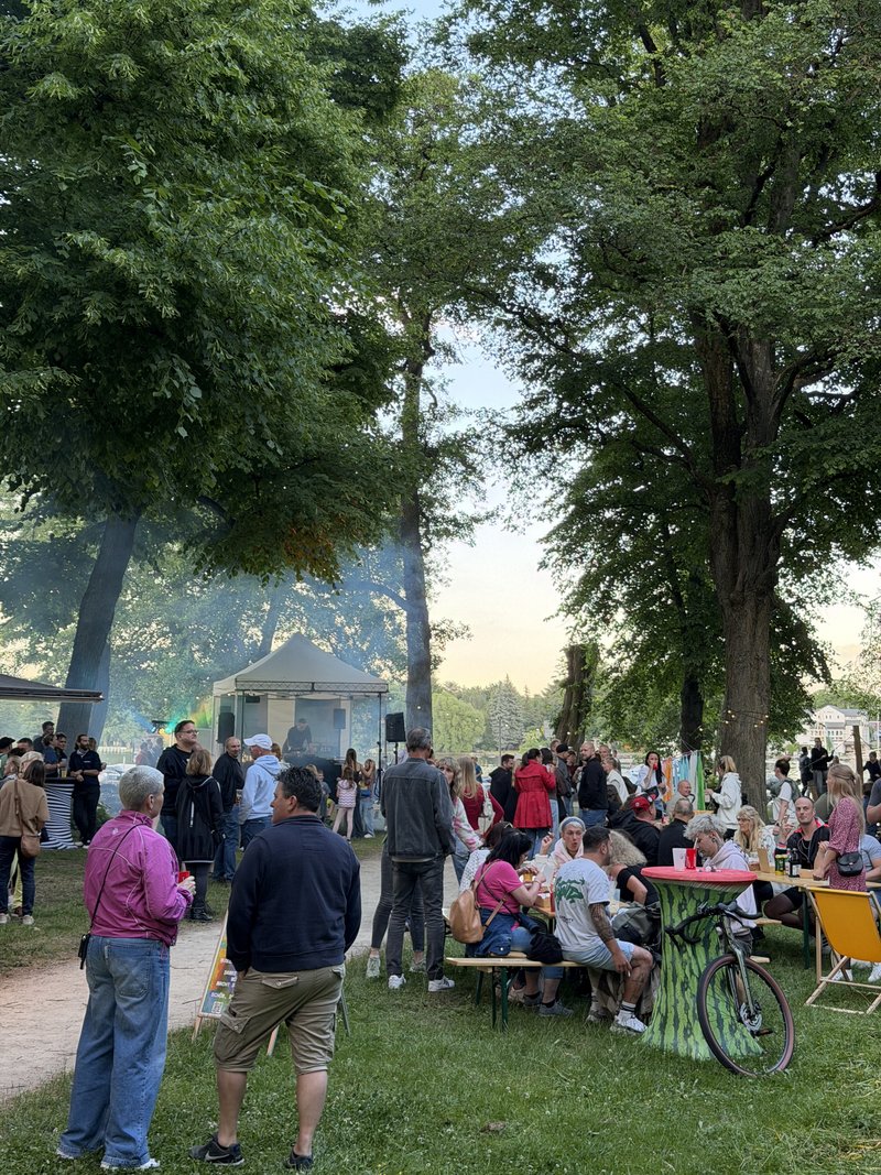 Team Rathaus, Vereine und Familien aus dem Ort veranstalten ein kleines Open Air