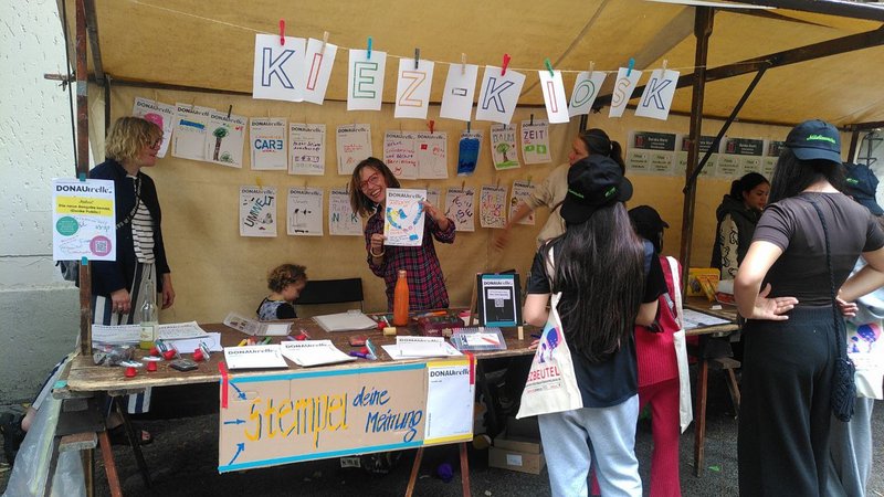 Bei unserem Kiezkiosk auf dem Kiezfest können uns die Nachbar*innen ihre Meinungen "aufstempeln".