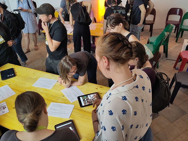 Menschen arbeiten an Methodentischen mit Ipads