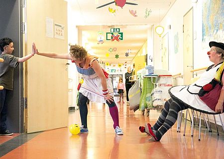 High Five von Clown und Kind