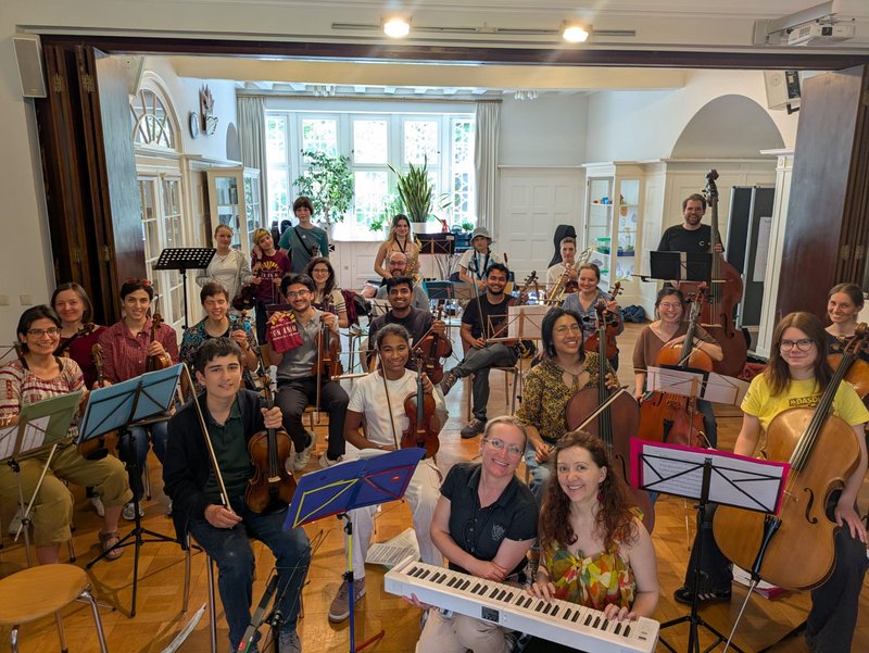 Orchester posiert für Gruppenfoto nach 7 Std. externem Probentag