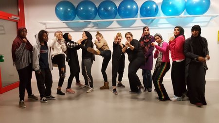 Frauen posieren in Selbstverteidigungsposen