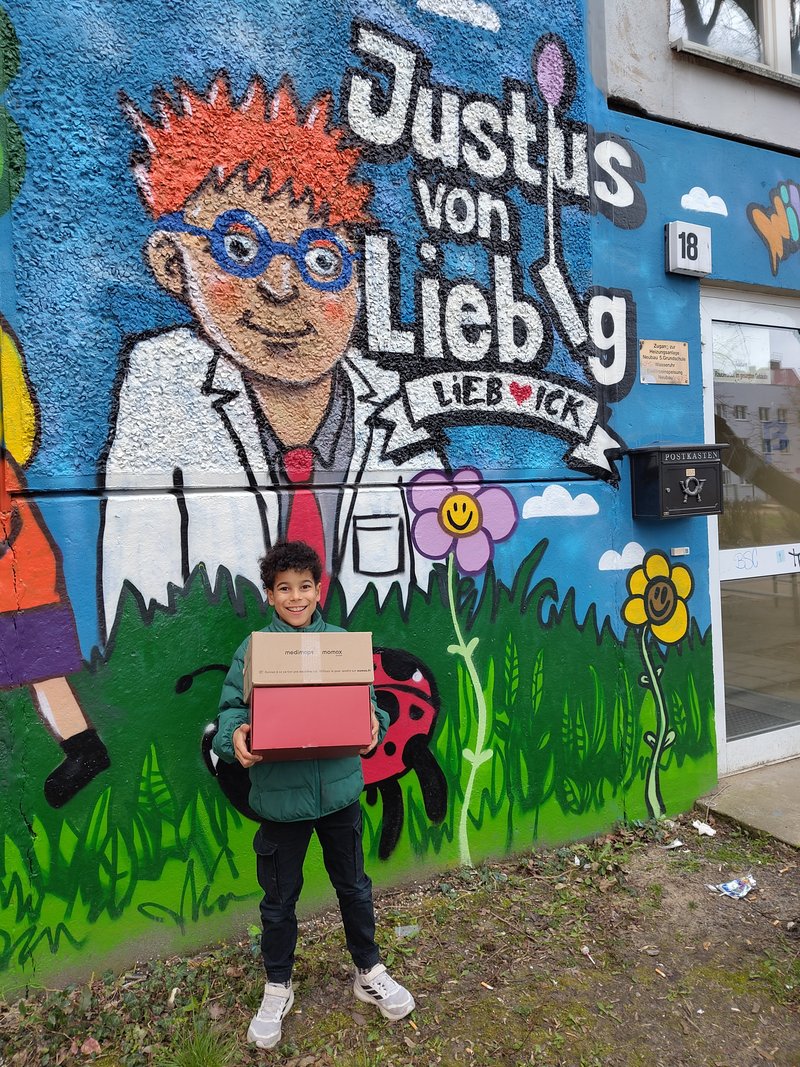 Felix Silberzahn (11) mit Spenden vor seiner Schule