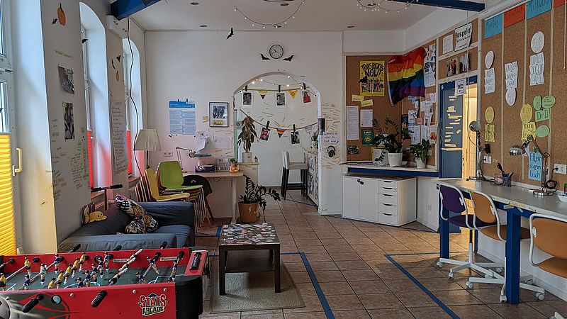 Ein Bild von unserem Gruppenraum, der mit den Jugendlichen gestaltet wurde