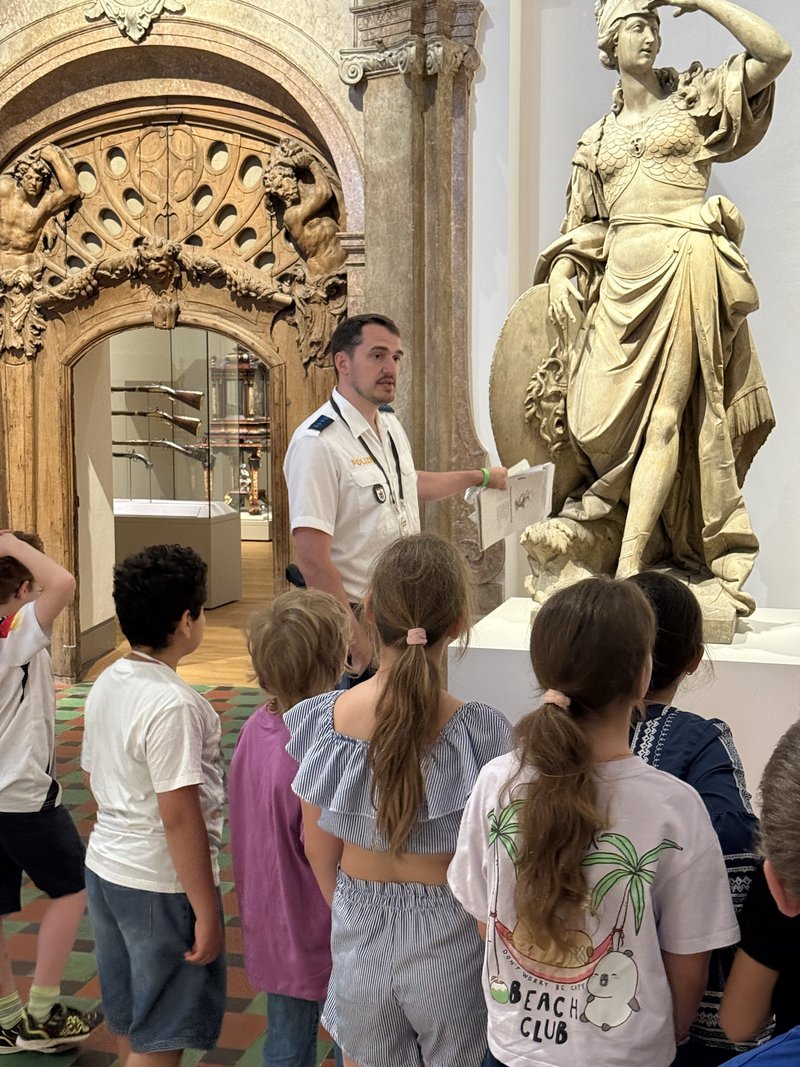 Bayerisches Nationalmuseum: Kinder hören gebannt dem Polizist zu.