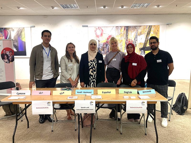 Dolmetscher:innen dolmetschen bei Veranstaltung für ältere Menschen