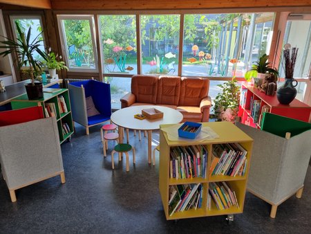 Leseecke mit Bücherregalen und Kreativtisch