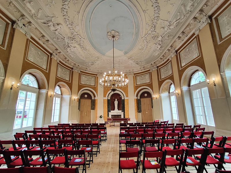 Prof. Dr. Helmut-Eberhard Paulus (damaliger Direktor Stiftung Thüringer Schlösser und Gärten) und Vereinsvorsitzender Volker Weber enthüllen gemeinsam die Sonnenuhr am Europatag.