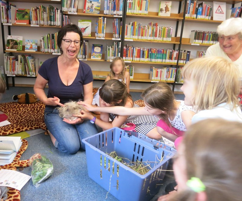 Ein flauschiger Gast im Kinderleseclub