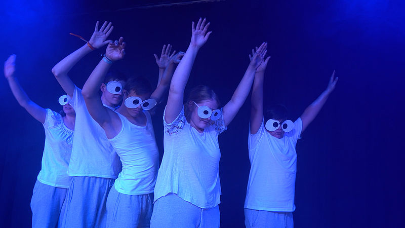 Die Eisdrachen entdecken die verletzte Eisdrachen-Frau