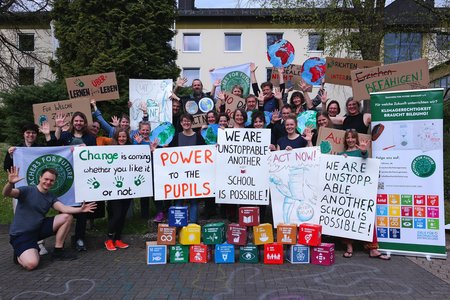 Menschen mit Demoschildern auf Gruppenfoto