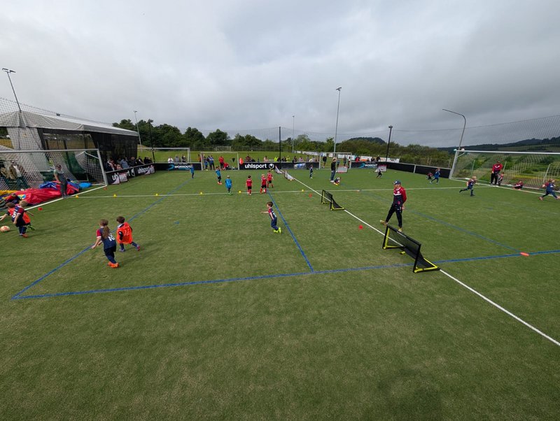 Kinder kicken auf Kleinspielfeld