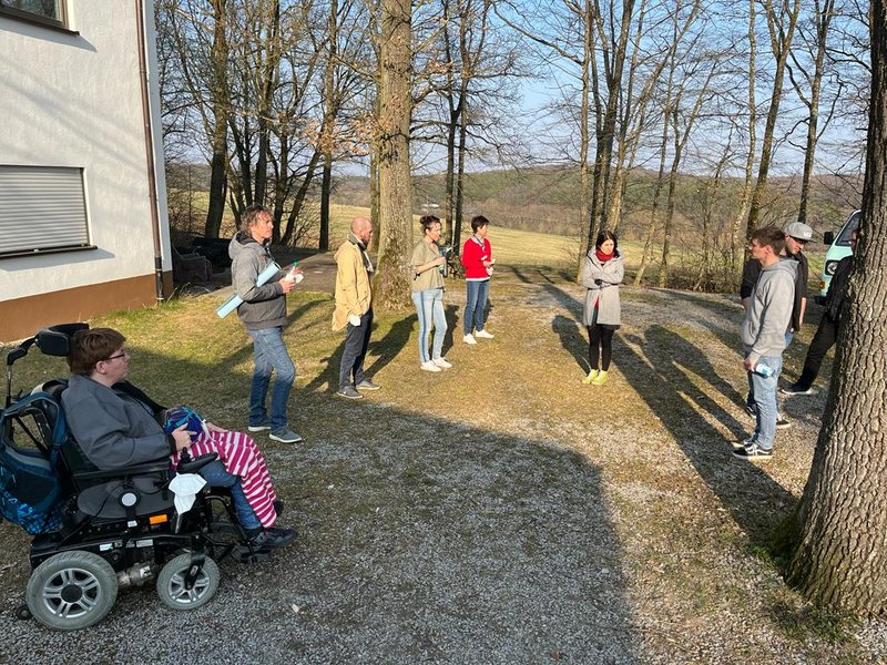 Das „Lutzi“ - Team begeht gemeinsam mit Betroffenen und Kooperationspartnern das Festivalgelände.