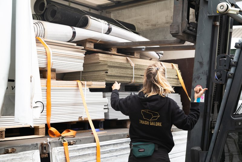 Emily beim Retten von Materialien
