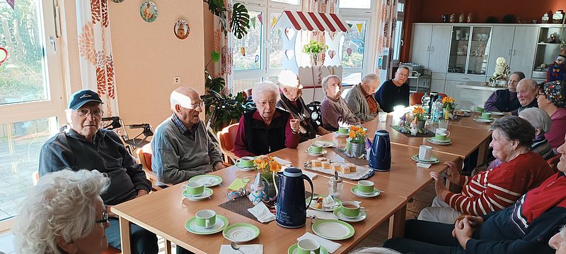 Bernhard Klapperich und Gisela Ebert von den Heimatfreunden führen eine Sprachaufnahme für Oos Wöörteboch mit Karl-Heinz Mannebach durch.