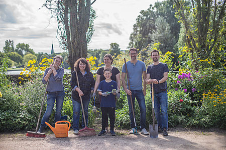 Gruppenbild vor Bauerngarten