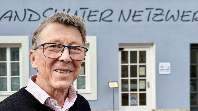 Jürgen Handschuch vor dem Landshuter Netzwerk