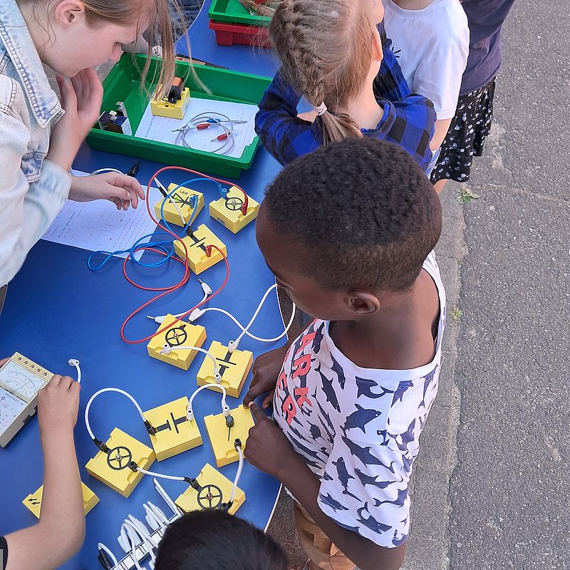 Die Hortkinder experimentieren mit Lebensmittelfarbe.