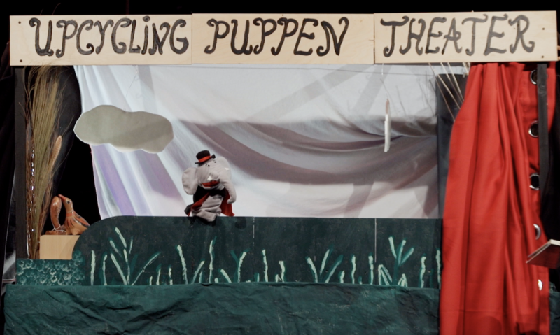 Das komplett upgecycelte und mit den Kindern selbst gebaute Puppentheater.