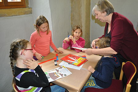 Gisela Büchner vom Förderverein bastelt mit Kindern zum Bibliotheksfest