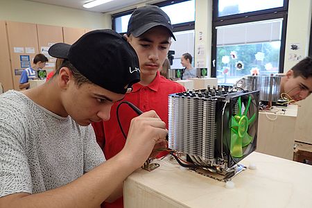 Zwei Jungen beim Bau ihres eigenen Mini-Kühlschranks