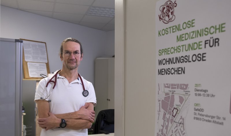 Hausarzt Reiko Tacke während der KosMOS-Sprechstunde für wohnungslose und nicht versicherte Menschen in Dresden.