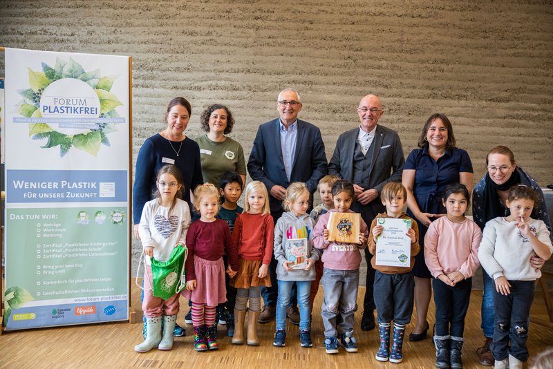 Kinder, Erzieherinnen und Schirmpersonen bei der Auszeichnung mit dem Zertikat Plastikfrei