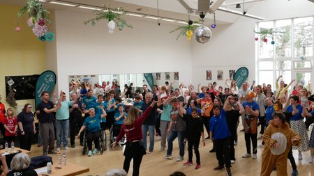 100 Menschen mit und ohne Behinderung tanzen gemeinsam 