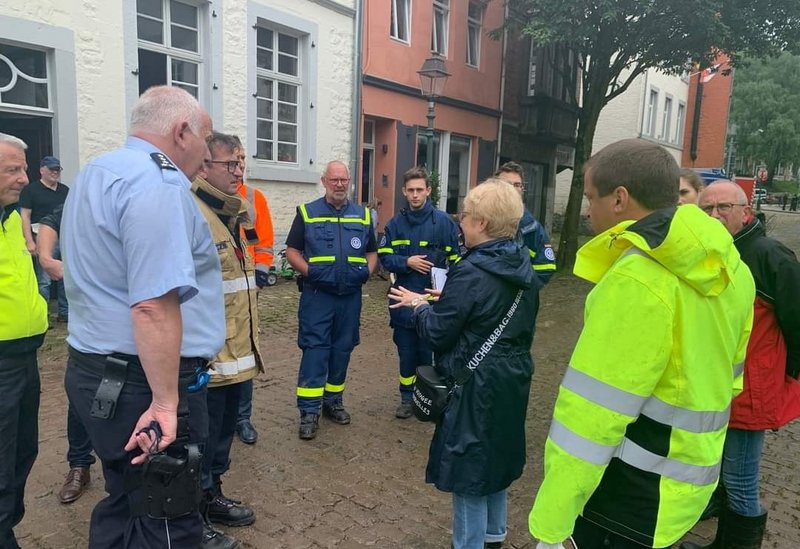Absprache der Einsatzleiter zum Vorgehen der Prüfung der Statik der (überfluteten) Häuser