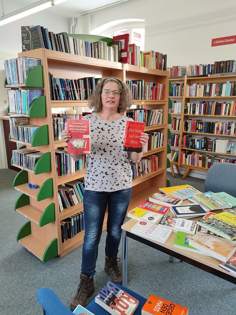 Frau Scheler in der Bibliothek