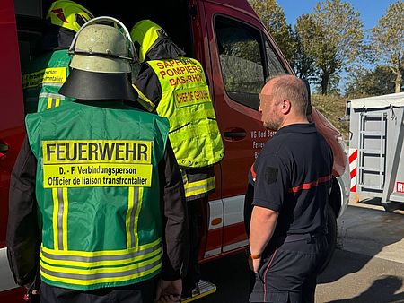 Deutsche und französische Feuerwehrangehörige im Einsatz