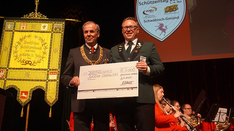 Sascha Dibowski erhält vom Präsidenten des Deutschen Schützenbundes die Auszeichnung zum Stillen Star des Jahres 2024
