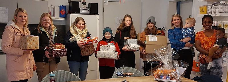 Schüler präsentieren stolz ihre erarbeiteten Spenden