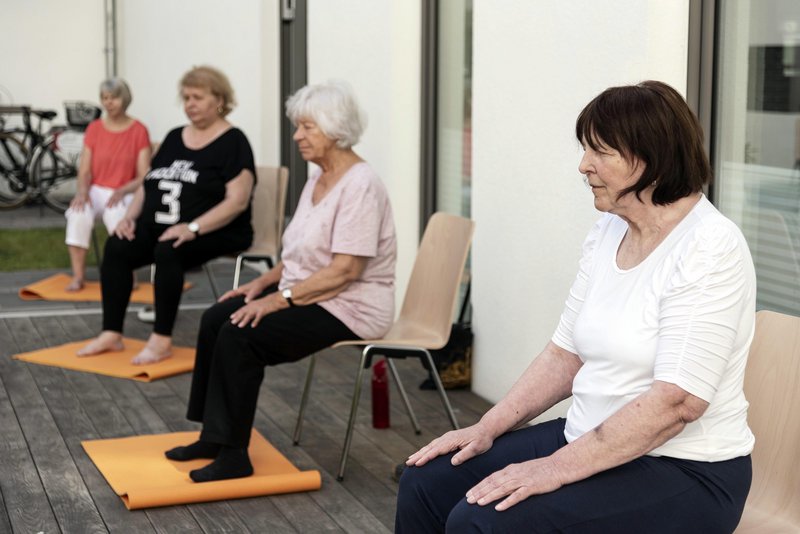 Yoga auf dem Stuhl