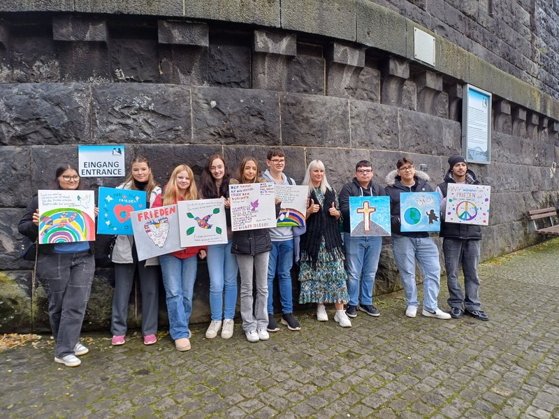 Schüler*innen zeigen ihre Bilder