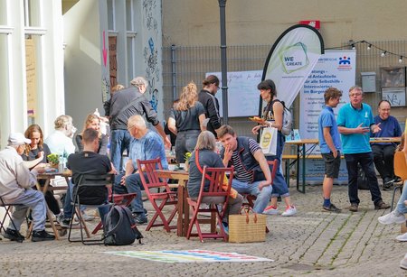 Gespräche in derFußgängerzone vor dem Stadtlabor