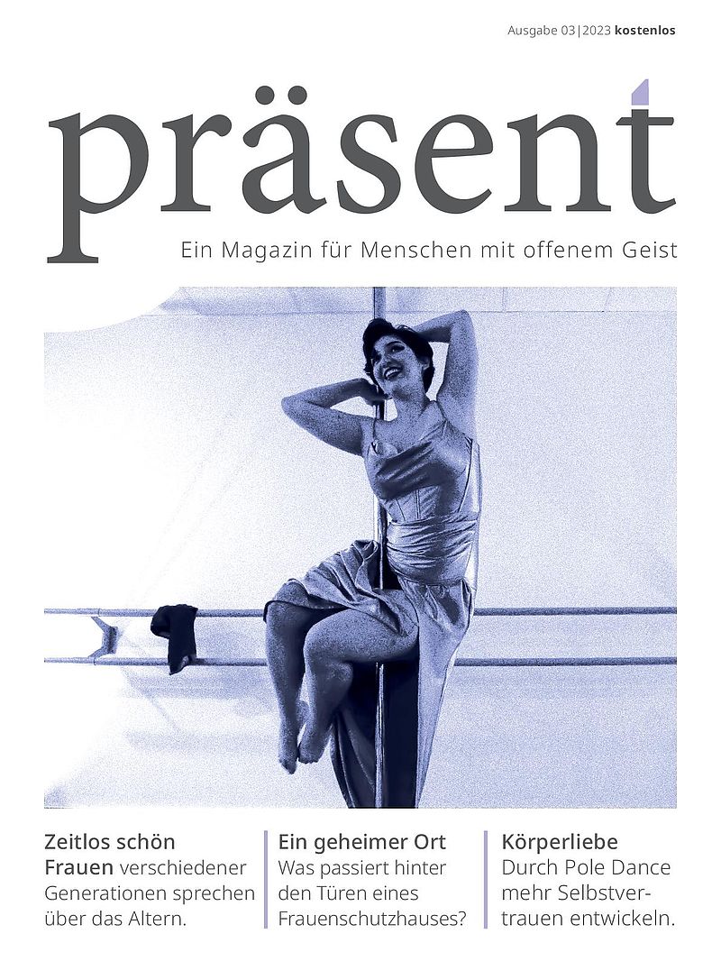 Pole-Dancerin an der Stange